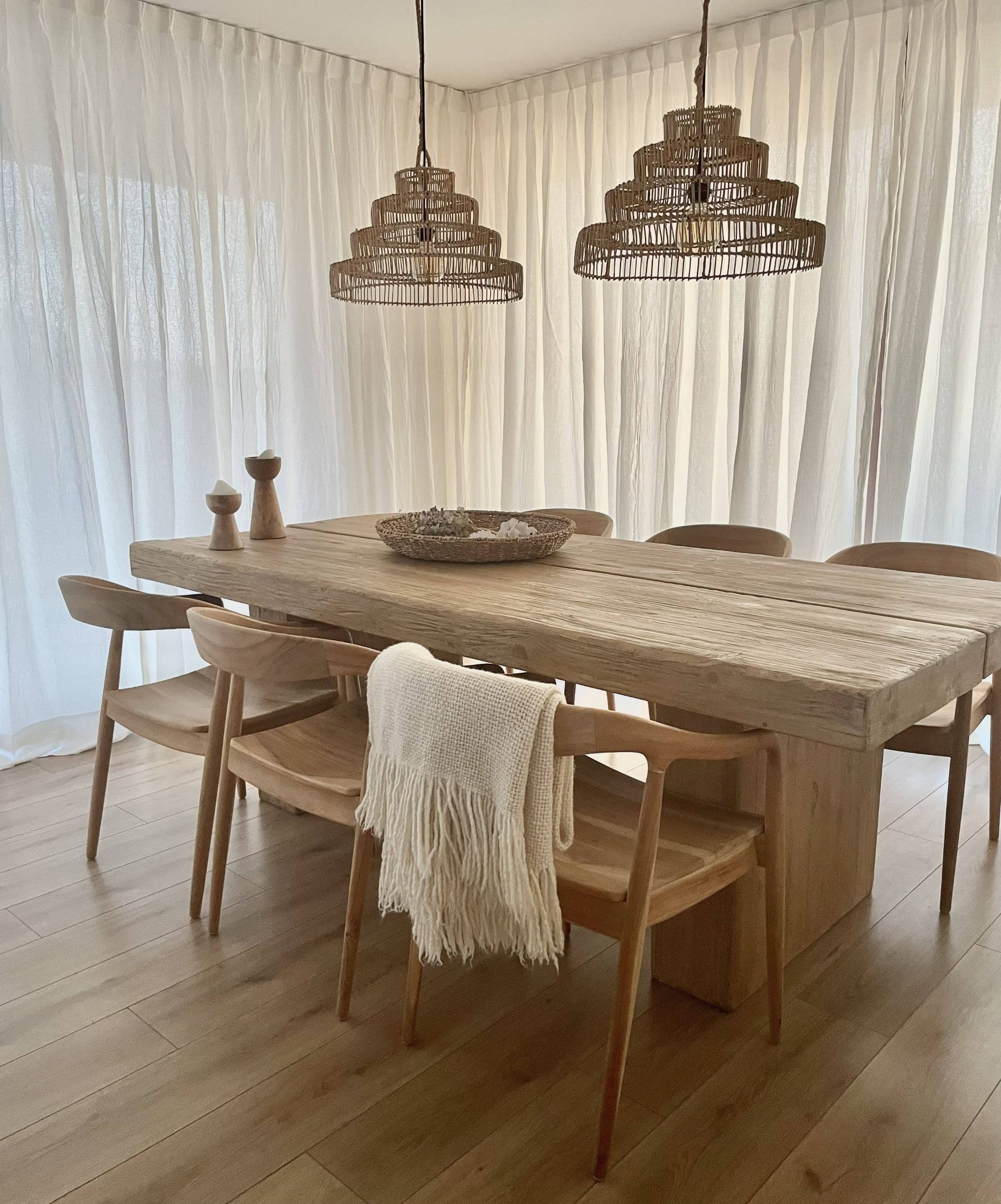 Detalle arquitectónico de interiorismo con luz cenital y geometría sobria