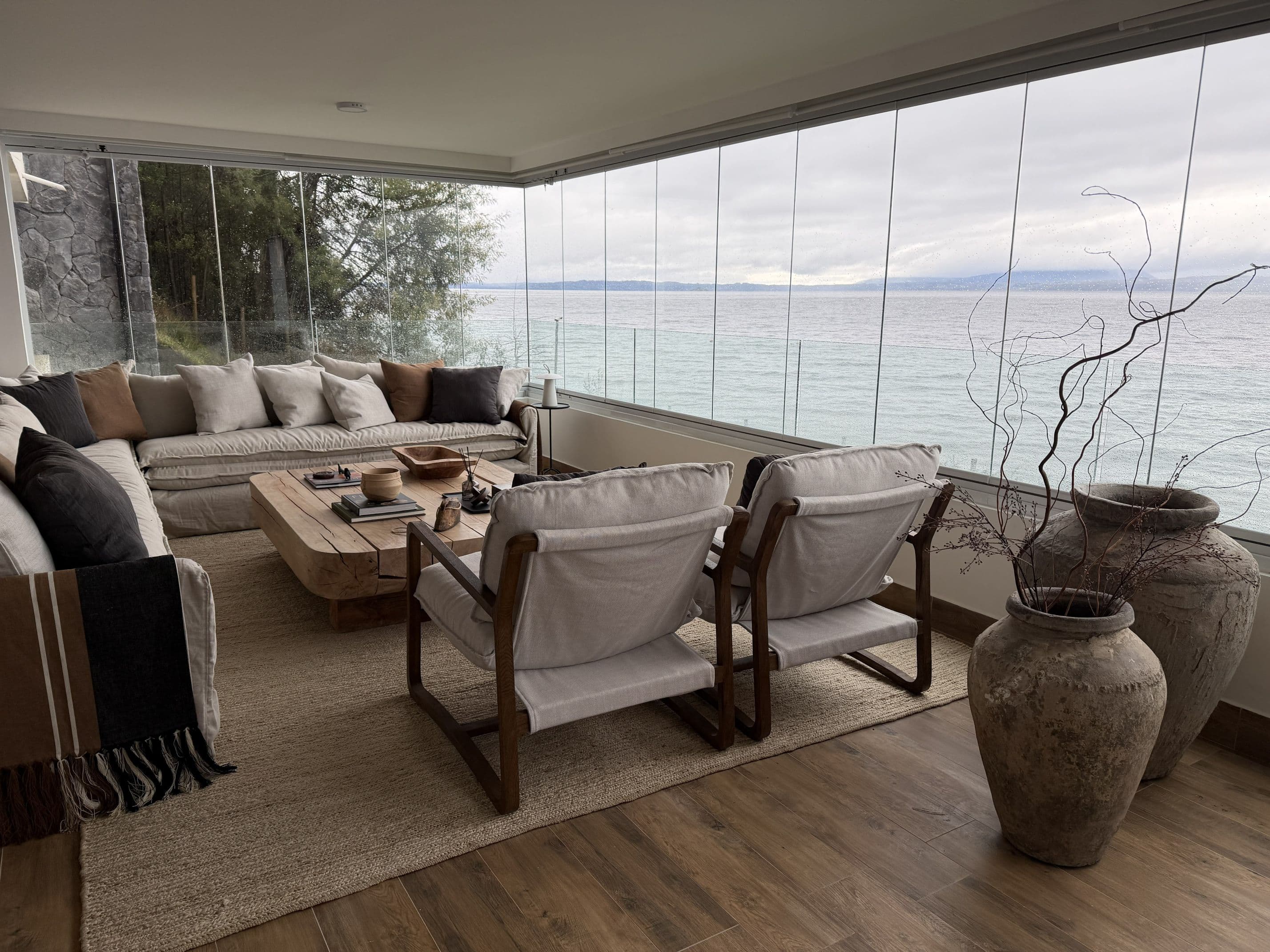 Arquitectura interior residencial serena con luz natural y líneas limpias
